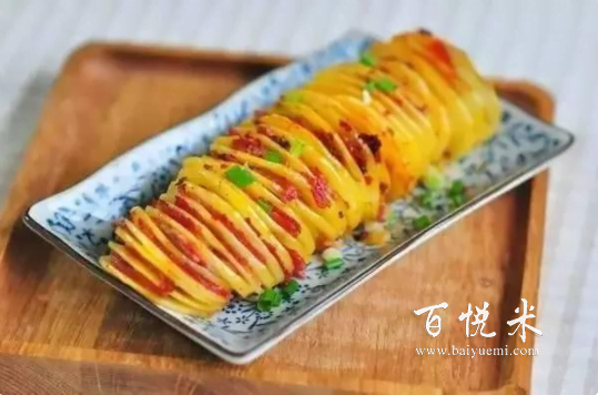 這道培根風(fēng)琴烤土豆，既能當(dāng)零食又能當(dāng)正餐食用